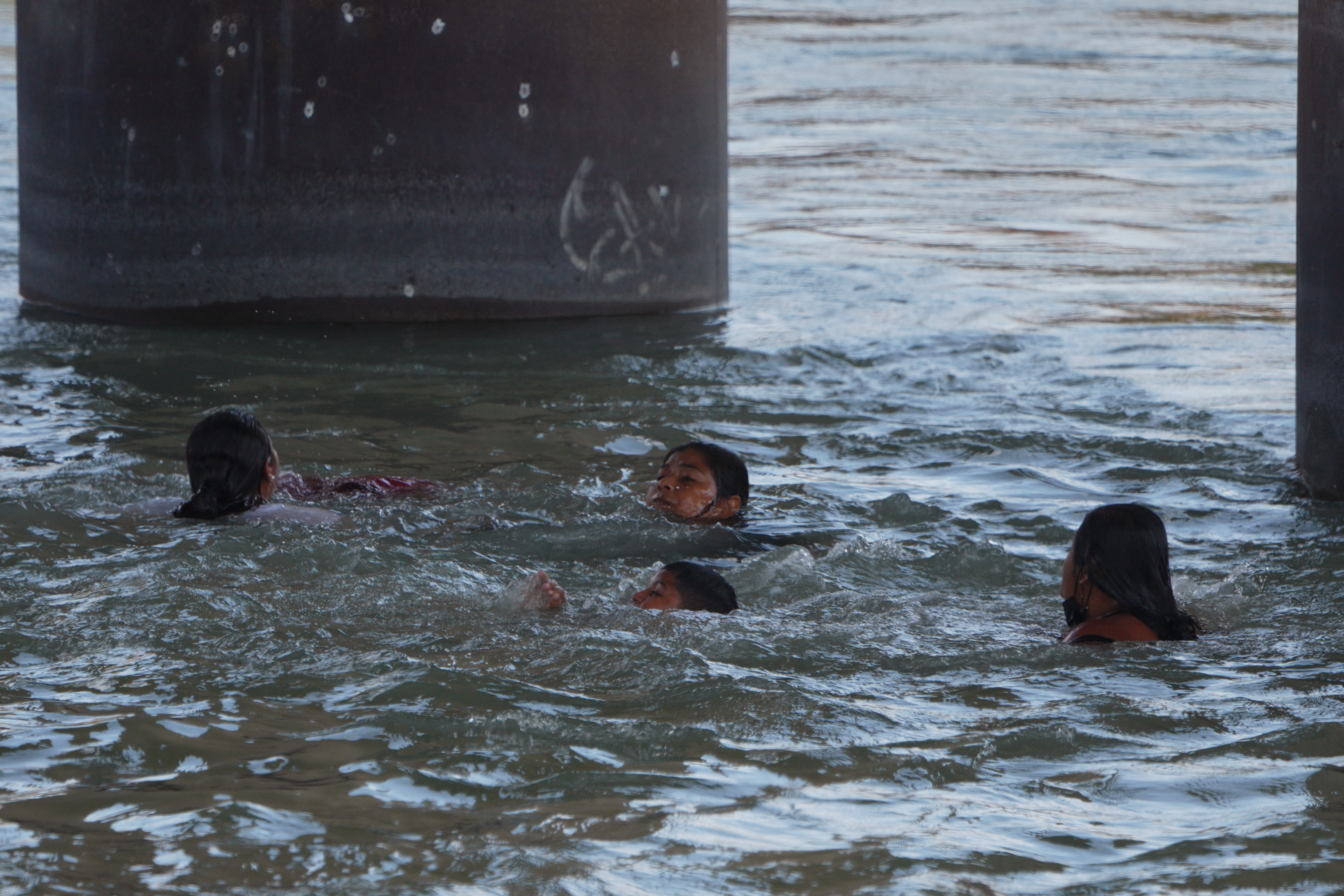 Migrants almost drown crossing U.S.-Mexico border at Eagle Pass