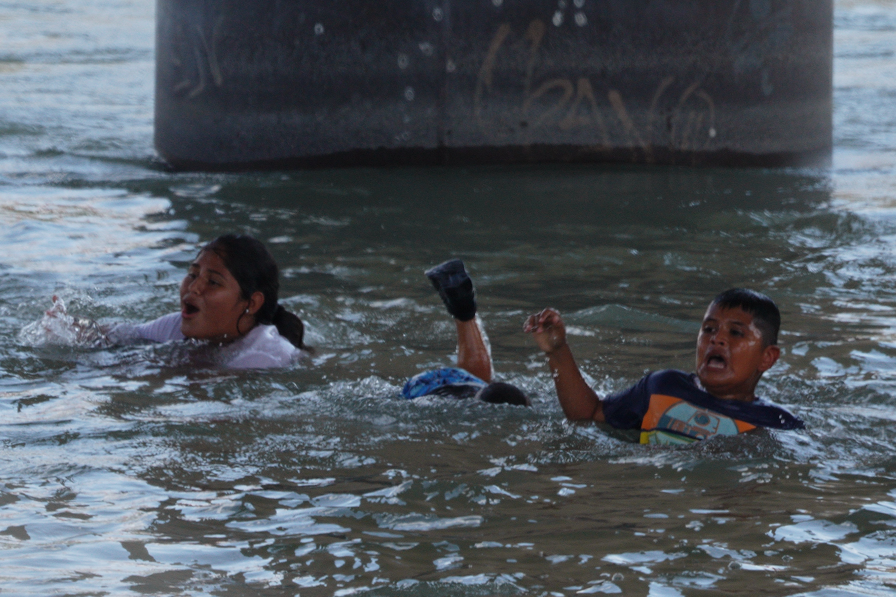 Migrants almost drown crossing U.S.-Mexico border at Eagle Pass