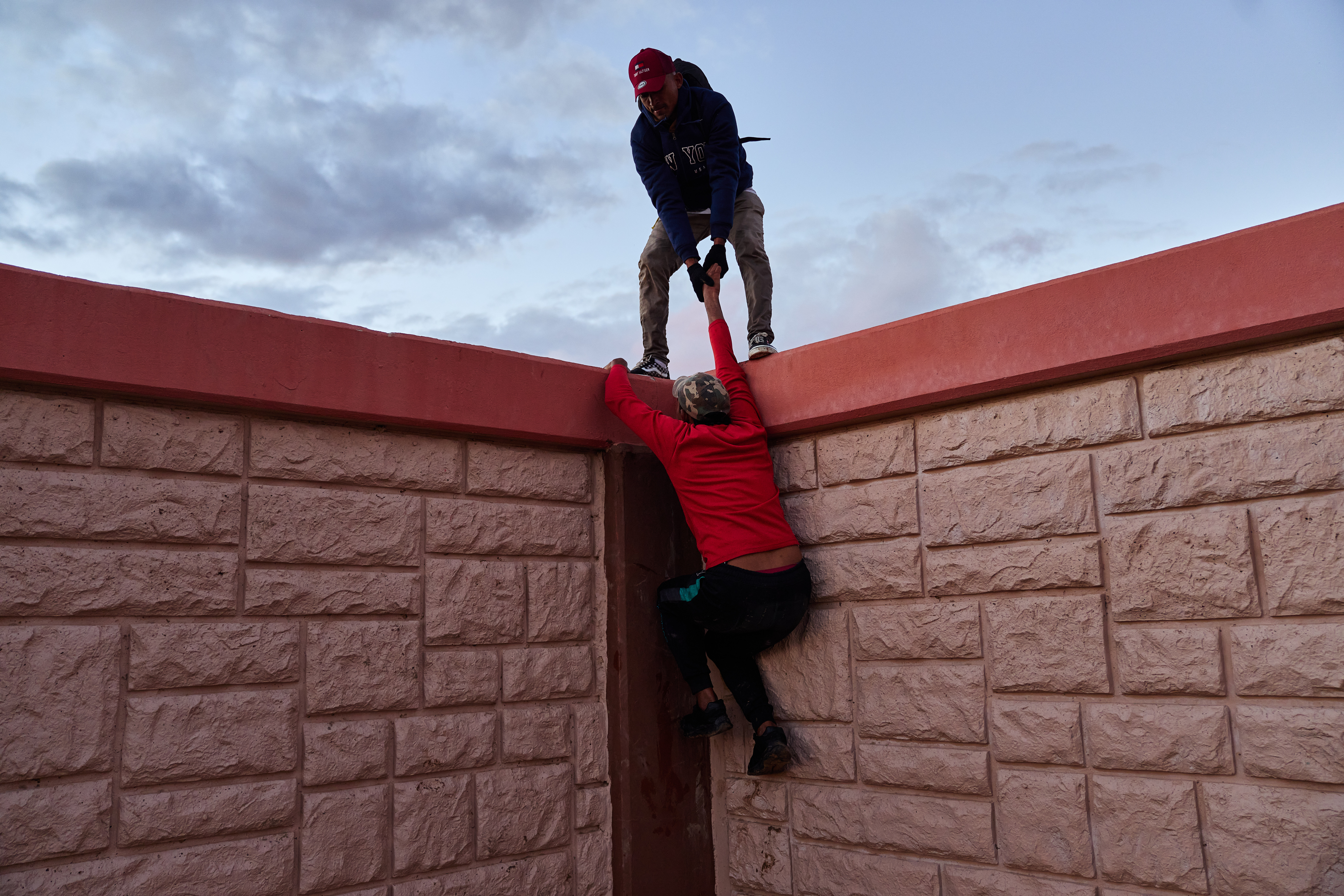Migrants illegally cross into El Paso